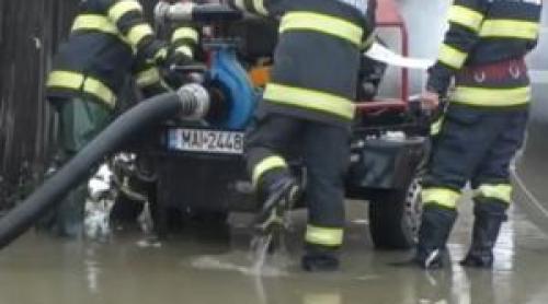 Oraşul în care oamenii s au trezit cu 40 de cm de apă în curţi, după topirea zăpezii: "E din ce în ce mai rău"