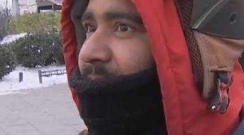 Reacția unui livrator din Bangladesh la prima lui iarnă adevărată, în Capitală. Abdul se luptă cu poleiul