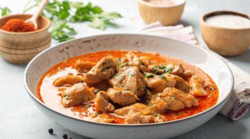 Rețeta delicioasă din Ardeal de care vă veți îndrăgosti de la prima înghițitură. Cum se pregătește papricașul de pui cu smântână