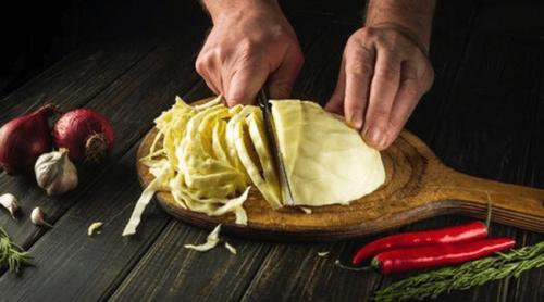 Rețeta delicioasă pregătită de călugării de pe Muntele Athos. Ce ingrediente folosesc pentru orezul cu varză