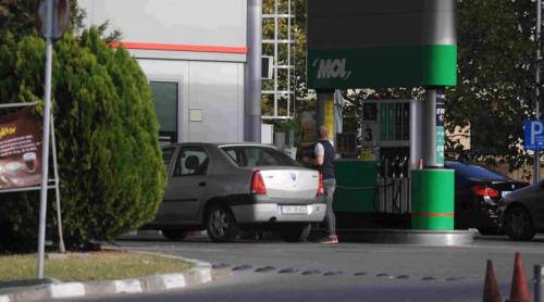 Românii, loviți de scumpiri din toate părțile: prețul carburanților ia foc la pompă. Benzina și motorina, scumpite de patru ori