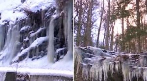 S a transformat într un "regat de gheaţă". Cascada din inima muntelui, desprinsă din poveste, în Hunedoara