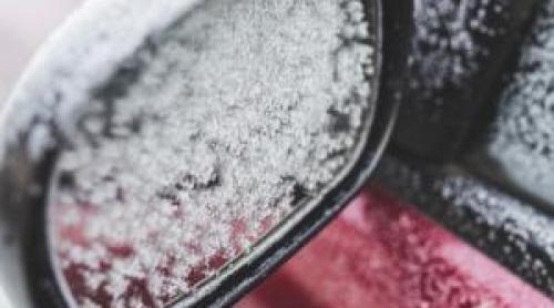 Trucul ieftin şi banal prin care poţi preveni formarea gheţii pe oglinzile maşinii