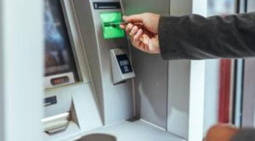 Un bărbat şi a dat demisia după ce a încasat 330 de salarii din greşeală. Va păstra banii