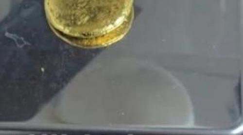 Un blogger chinez susţine că a extras aur de 17.000 $ din cartelele SIM. Ce se ascunde în spatele procesului