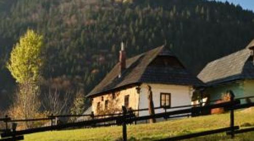 Un sat din Carpaţi cu 4 familii vrea să fie scos din UNESCO. Turiştii au devenit un coşmar pentru localnici