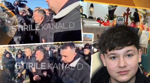 VIDEO Tatăl lui Mario, adus la capelă sub escortă. Ținut de forțele de ordine, bărbatul își strigă durerea: „Mario, unde ești? Mario, de ce m ai lăsat…”