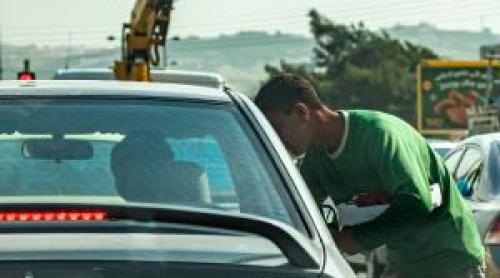 Ademeniți cu salarii bune, au ajuns să cerșească la semafoare. 12 români, ţinte pentru o reţea din Grecia