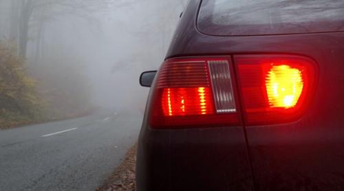 Amenda pe care o primești dacă nu aprinzi luminile de ceaţă. Risc crescut de accidente