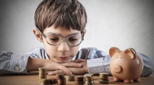 Bani în plus pentru copiii care merg la grădiniță. Cine primește voucherele