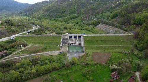 Baraj aproape gata, oprit pentru că era autorizat pe vremea lui Ceaușescu. Finalizată 90%, construcția de la Mihăileni, din Munții Apuseni, este blocată de activiștii Declic