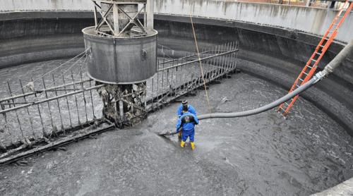 Braşovenii îşi sabotează singuri alimentarea cu apă. Stația de epurare, blocată de șervețele umede