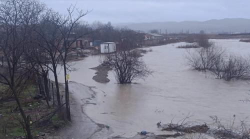 Cod roșu de inundații în Buzău! Oamenii, avertizați prin RO Alert. Ploile masive au blocat drumuri și inundat curți FOTO