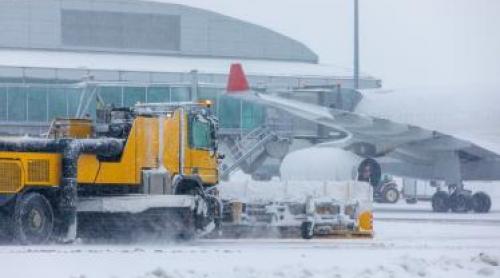 Cod roșu de ninsoare în județul Ilfov și municipiul București. Ce se întâmplă cu traficul aerian în aceste condiții meteo