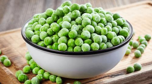 Diferența dintre mazărea congelată și cea la borcan. Care e mai sănătoasă