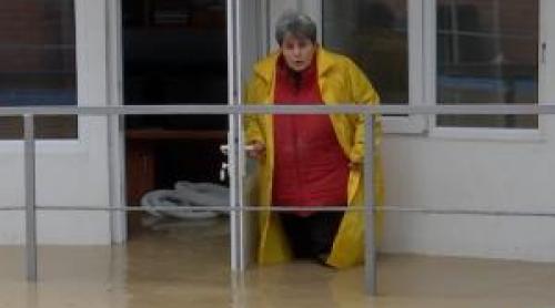 Judeţele în care a plouat într o zi cât pentru o lună. Zeci de familii, izolate: "Se va strica tot ce e aici"