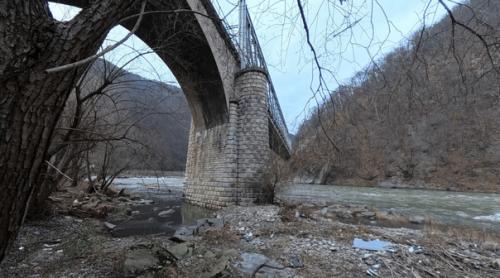 Locul spectaculos din România care rezistă la 126 de ani după ce a fost construit în Franța. Ce mistere ascunde cel mai impunător viaduct de pe Valea Oltului 