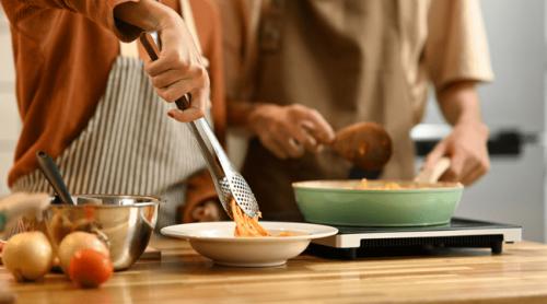 Metoda populară de gătit care crește riscul de cancer. Oncologii spun că trebuie limitată urgent