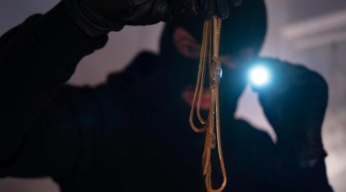 „Metoda Porumbelul” face ravagii și lasă românii cu buzunarele goale: Hoții nici nu au nevoie să forțeze ușa