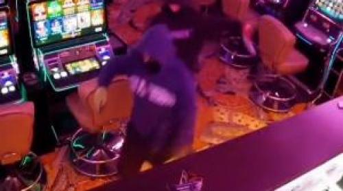 Momentul în care 2 bărbați mascați jefuiesc o sală de jocuri din Brașov. Câți bani au reușit să fure