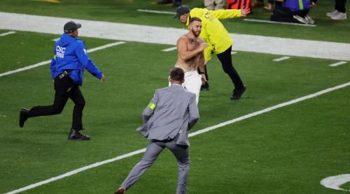Nu s a văzut la TV! Un fan a intrat pe teren în Super Bowl, a fost alergat de un jucător și totul s a terminat cum nu se putea mai rău