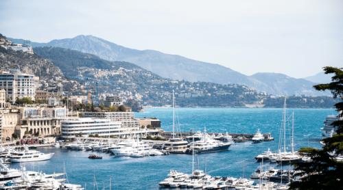 O femeie bogată oferă 50.000 de lire sterline pe an pentru un job inedit: mese în oraș, teatru și călătorii la Monaco