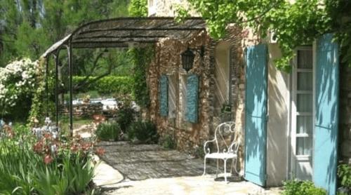 O pensionară care și a investit toate economiile de o viață într o casă, a aflat că un autobuz îi va trece prin grădină: „Iau antidepresive”