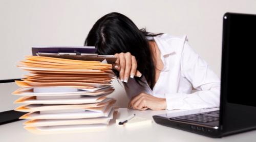 O româncă are trei joburi ca să își poată plăti ratele. „Mai am 14 ani luni până când scap de ultima”