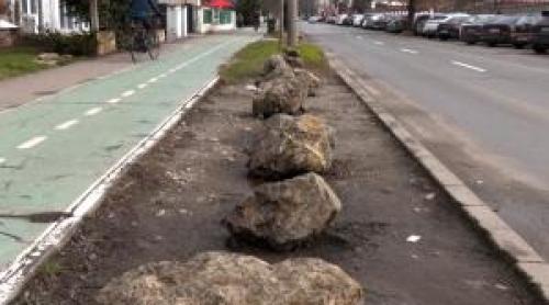 Orașul în care trotuarele și spațiile verzi sunt păzite de bolovani: "Ne am trezit cu ele peste noapte"