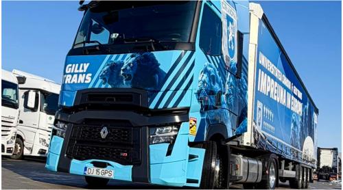 Pe patru roți pentru Știința! Imagini spectaculoase ale camionului decorat în „hainele alb albastre“ ale Universității Craiova