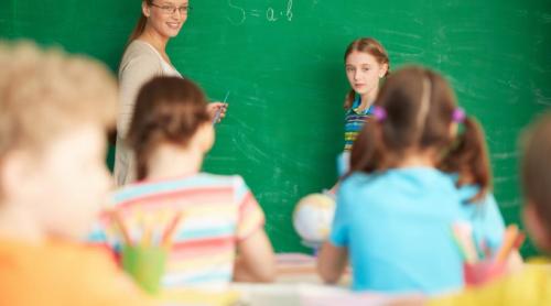 Prima de carieră didactică ar putea fi sacrificată pentru tăierile de 10% de la bugetul Educației