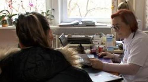 Prima zi de concediu medical nu mai este plătită. Câți bani pierd angajații