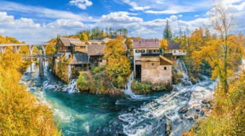 Satul din Europa cu peste 20 de cascade. Peisajul pare desprins din povești: „Abolut fermecător”