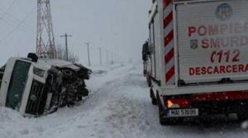 Viscolul a paralizat Moldova și Bărăganul: Oameni blocaţi, microbuze răsturnate şi ambulanţe împotmolite