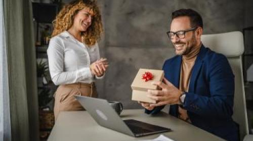 Când se sărbătorește Ziua Bărbatului în România. Motivul pentru care este asociată cu data de 9 martie