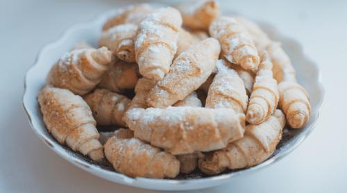 Cornulețe fragede cu apă minerală. Rețeta simplă cu gem, perfectă pentru Postul Paștelui