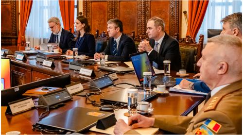 De ce sunt acoperite paharele cu apă la ședințele CSAT. Explicația de tip ”intelligence” din spatele unui detaliu aparent banal