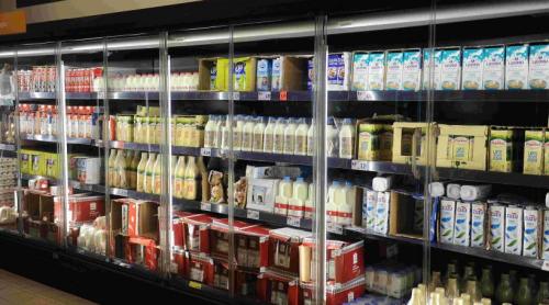 Falimentul bate la ușa fermelor: laptele costă 2 lei să fie produs, dar se vinde cu un leu