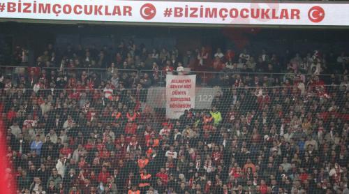 Incredibil! Ce a apărut pe banner ul afișat în spatele porții lui Ionuț Radu chiar înainte ca Turcia să deschidă scorul în meciul cu România