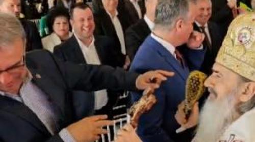 IPS Teodosie i a făcut "baie" cu agheasmă primarului Constanţei, care n a apucat să se ferească