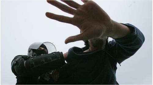 Jandarm, condamnat cu suspendare pentru că a bătut un bărbat până i a rupt splina. Din 9 polițiști prezenți, nimeni nu a văzut nimic