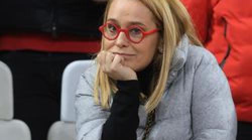 Lângă cine a fost fotografiată Andreea Esca la Istanbul! Monument de tristețe la final