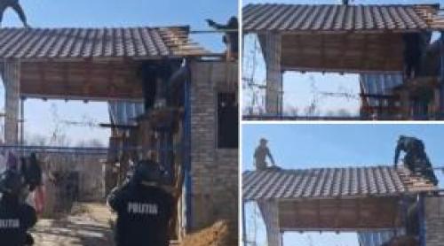 Momentul când luptătorii SAS încearcă să dea jos un bărbat înarmat cu o sabie de pe un acoperiş