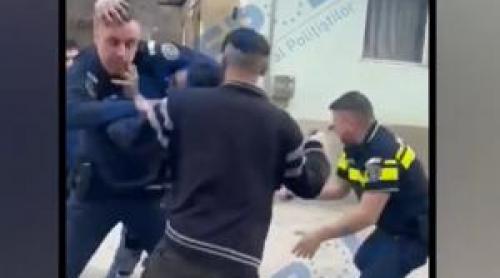 Momentul în care doi polițiști sunt atacați în timpul unei intervenții în Caraș Severin