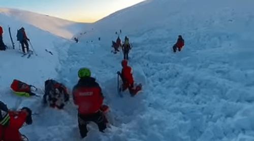 Momentul în care doi schiori sunt prinși sub zăpadă, în urma unei avalanșe produse în Bucegi