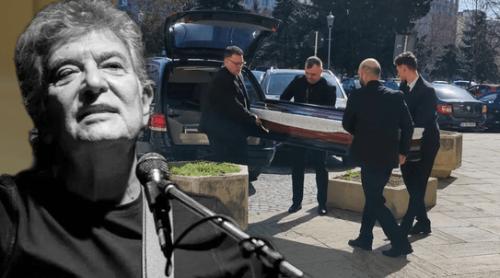 Primele fotografii de la priveghiul lui Mugurel Vrabete. Zeci de artiști, îmbrăcați în negru, și au luat un ultim rămas bun. Ce scrie pe coroanele de flori 