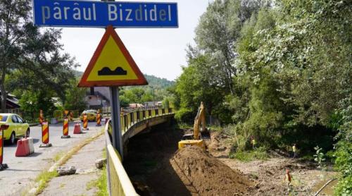 Secretul podului de la Pucioasa care nu se mai termină: se așteaptă uscarea betonului turnat