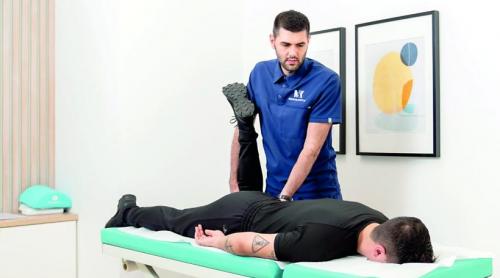 „Tech neck” și „cocoașa de telefon”. Lumea ecranelor începe să ne deformeze