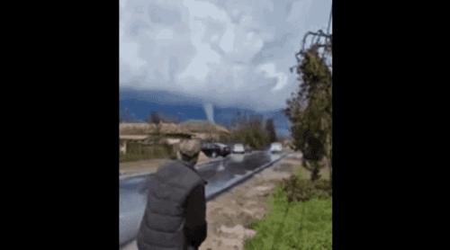 „Vin rușii”. Val de reacții bizare în online, după o tornadă din Teleorman: „Georgescu e de vină/Bolojan a venit să ia tot”