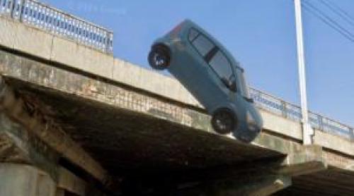 ANIMAŢIE. O şoferiţă a murit după ce a plonjat cu maşina 10 metri, de pe Pasarela Socola din Iaşi